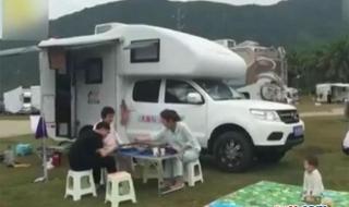 在租房屋里母亲让儿子弄